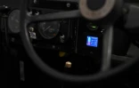 Le tableau de bord d'une Land Rover Series 2a convertie indique le niveau de charge de son moteur électrique, dans l'atelier de l'entreprise London Electric Cars, le 6 mai 2022 à Londres