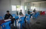 Des officiers de l'immigration au camp de transit de Nga Khu Ra pour les réfugiés rohingyas, le 28 juin 2018 à Maungdaw, dans l'Etat Rakhine, en Birmanie