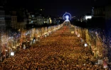 Plusieurs milliers de personnes sur "la plus belle avenue du monde", les Champs-Elysées, le 31 décembre 2017 à Paris
