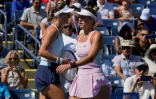 La Bélarusse Victoria Azarenka (d) et l'Ukrainienne Marta Kostyuk opposées à l'US Open, le 1er septembre 2022 à New York