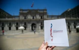 Une copie de la nouvelle Constitution chilienne proposée photographiée devant le palais présidentiel de La Moneda le 12 décembre 2023