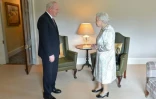 Photo fournie par le Northern ireland Office montrant la reine Elizabeth II rencontrant le vice-Premier ministre d'Irlande du Nord, Martin McGuinness, à Hillsborough Castle à Belfast le 27 juin 2016