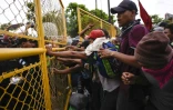 Des migrants tentent d'atteindre la frontière entre le Guatemala et le Mexique, à Ciudad Tecun Uman, au Guatemala, le 28 octobre 2018