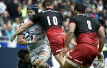Le 3e ligne aile du Racing 92 Bernard Le Roux (g) se fait plaquer par le centre des Saracens Owen Farrell (N.10) en finale de la Coupe d'Europe de rugby, au Parc OL, le 14 mai 2016