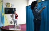 Des membres d'une commission électorale locale préparent un bureau de vote à Nur-Sultan, le 8 juin 2019