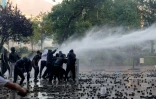 La police utilise des canons à eau pour disperser des protestataires lors d'une manifestation antigouvernementale à Tirana, le 17 octobre 2026 en Albanie
