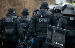 Des policiers du RAID à l'entraînement lors d'une simulation d'attaque terroriste exercice le 30 mars 206 à Sens