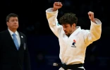 La joie du Français Cédric Revol, après avoir remporté la médaille de bronze (-60 kg) en battant le Géorgien Lukhumi Chkhvimiani, lors des Championnats d'Europe de judo, le 1er mai 2022 à Sofia