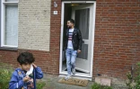 Ahmed et Adam devant le nouveau foyer de la famille à Duiven aux Pays-Bas, le 23 septembre 2020