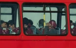 Des migrants secourus en mer, à bord d'un bus, après leur arrivée au port de Douvres, le 25 novembre 2021 dans le sud-est de l'Angleterre