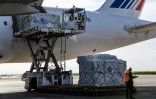 Arrivée de masques en provenance de Chine le 30 avril 2020 à l'aéroport Charles de Gaulle
