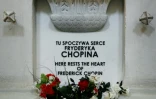Une plaque indiquant où est conservé le coeur du compositeur polonais Frédéric Chopin, dans l'église baroque de Sainte-Croix, le 20 juin 2008 à Varsovie