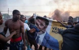 Des manifestant portant une banderole à l'effigie de Venancio Mondlane à Maputo, le 24 octobre 2024