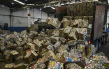 Des cubes de canettes compressées pour le recyclage dans un hangar de l'entreprise Latasa Garimpeiro Urbano, le 26 juin 2023 à Sao Paulo, au Brésil
