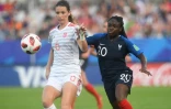 La Française Sandy Baltimore (d) à la lutte avec l'Espagnole Damaris Egurrola en demi-finale de la Coupe du monde dames des moins de 20 ans, le 20 août 2018 à Vannes (Morbihan)