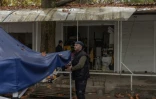Kostiantyn, un vendeur de nourriture pour animaux,  s'apprêtent à fermer son étal, le 30 octobre 2026 à Kherson, dans le sud de l'Ukraine 
