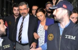 Tahir et Turkan Elçi (en cravate et en pull violet) détenus dans la nuit du 20 au 21 octobre 2015 à Diyarbakir, dans le sud-est de la Turquie