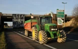 Des agriculteurs bloquent les routes Ă La Rochelle le 25 janvier 2016
