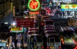 Des enseignes lumineuses dans le quartier de Kwoloon, le 6 avril 2023 à Hong Kong