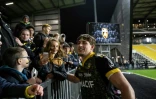 Le troisième ligne aile français de La Rochelle Oscar Jegou pose avec de jeunes supporters après le match de Top 14 contre le Stade Français, au stade Marcel-Deflandre de La Rochelle, le 2 novembre 2024