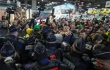 Des agriculteurs en colère se heurtent à des policiers, alors que le président Emmanuel Macron est présent pour l'ouverture du 60e Salon international de l'agriculture, au parc des expositions de la Porte de Versailles, le 24 février 2024 à Paris