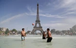 Partie de ballon dans la fontaine du Trocadéro à Paris le 28 juin 2019
