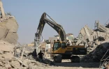 Des engins de chantier au travail dans le quartier d'al-Tuffah à Gaza-ville, le 27 octobre 2025