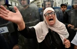 Une manifestante algérienne crie des slogans à côté des forces anti-émeutes à Alger, le 24 mai 2019