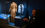 La combinaison de vol de la pilote Amelia Earhart (g) et veste de vol de l'astronaute Sally Ride lors d'une avant-première presse de l'exposition "American Aspirations" au Smithsonian à Washington, le 28 mai 2026