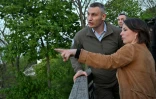 Le maire de Kiev Vitaly Klitschko (g) et la ministre allemande des Affaires étrangères, Annalena Baerbock, à Kiev, le 10 mai 2022