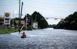 Une femme navigue dans un canoë sur une route inondée de Houston, après le passage de l'ouragan Harvey, le 30 août 2017