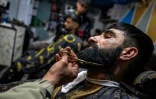 Un homme se fait tailler la barbe dans un salon à Kaboul, le 11 février 2026
