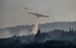 Un avion bombardier d'eau lors d'un incendie près de Cernon, dans la région du Jura, dans le centre-est de la France, le 11 août 2022