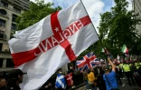 Des partisans de Tommy Robinson, militant d'extrême droite britannique, rassemblés pour une marche organisée par Unite The Kingdom, le 16 mai 2026 à Londres