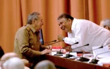 Le président cubain Raul Castro s'entretient avec le vice-président et ministre de l'Economie Marino Murillo (D) le 15 juillet 2015 à La Havane, dans une photo diffusée par le site internet de la présidence cubaine