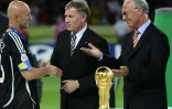 Beckenbauer console Fabien Barthez après la défaite française contre l'Italie à Berlin en finale de la coupe du monde 2006, dont le "Kaiser" a été le président du comité d'organisation.