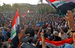 Des Irakiens manifestent devant le siège du gouvernement de la province de Bassora (sud) dans la ville éponyme, le 13 juillet 2018