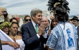 Le secrétaire d'Etat américain John Kerry (c) avec un membre de la délagation de l'île de Pâques lors du sommet "Notre océan" à Vina del Mar, au Chili, le 5 octobre 2015