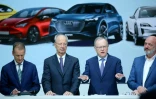 Les dirigeants de Volkswagen Herbert Diess (1er g) et Hans Dieter Pötsch (2e g) à Wolfsburg, le 15 novembre 2019 en Allemagne