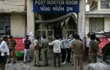 Devant la morgue d'un hôpital à Ahmedabad, en Inde, le 13 juin 2025