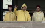 Le roi du Maroc Mohammed VI (c), accompagné de son fils, le prince héritier Moulay Hassan (g), apparaît sur le balcon du siège du Parlement à Rabat, le 10 octobre 2025