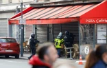 Des policiers devant la pizzeria où un homme s'est retranché à Issy-les-Moulineaux, près de Paris, le 16 novembre 2024
