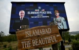Un panneau dans une rue d'Islamabad célèbre l'accord irano-américain, le 17 juin 2026