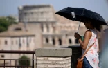 Une femmes devant le Forum Romain à Rome, le 21 juillet 2017 