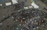Vue aérienne de migrants sans papiers rassemblés autour de feux de camp sur l’ancien Durban Drive In, à Durban, le 27 juin 2026