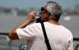Pour cette nouvelle journée caniculaire, l'agence Santé publique France a appelé à "s'hydrater, boire" régulièrement et à éviter "l'alcool, le café" qui "favorisent la déshydratation"