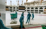 Des employés de nettoyage de la Grande mosquée de La Mecque,le 28 juillet 2020