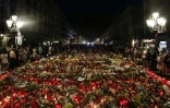 Des gens déposent des fleurs, messages et bougies aux victimes des attentats de Barcelone et Cambrils sur les Ramblas le 22 août 2017