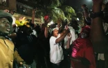 Des partisans d'Ousmane Sonko se rassemblent pour manifester devant son domicile à Dakar le 22 mai 2026, à la suite de sa révocation du poste de Premier ministre du Sénégal.