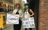 Krista Knight (à gauche), et Tatjana Gall, deux amies new-yorkaises de 36 ans, posent avec leur pancarte après avoir manifesté pour #BlackLivesMatter le 5 juin à Manhattan
